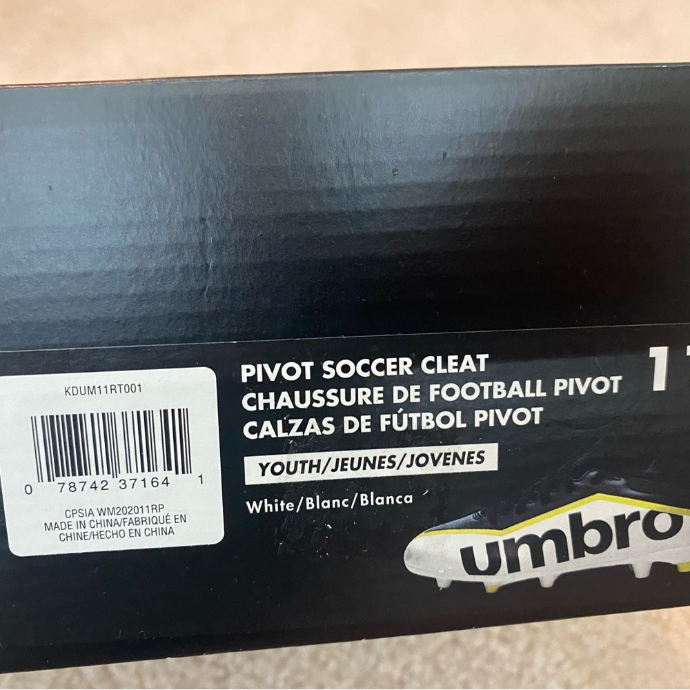 Umbro 11c soccer cleats NWT